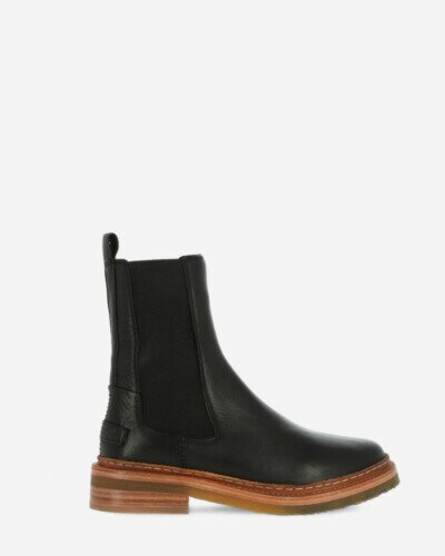 Black chelsea boot with crepe sole 