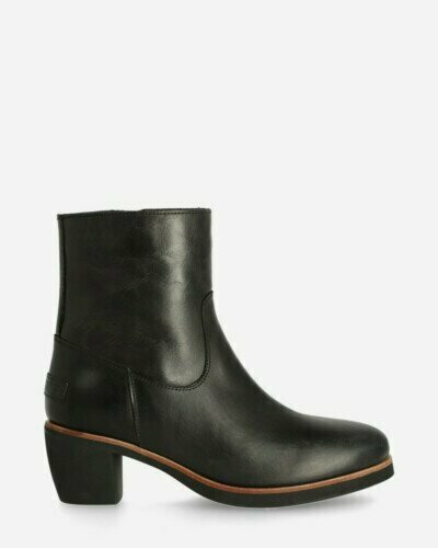 Heeled ankle boot smooth leather black