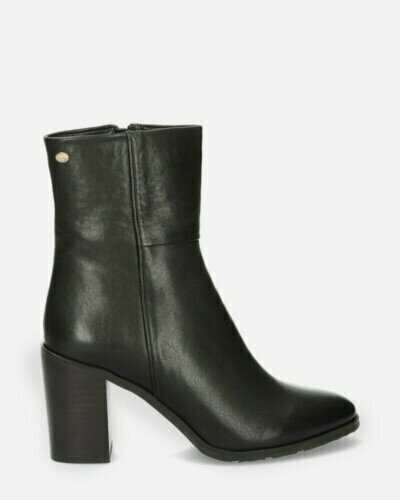 Heeled ankle boot soft grain leather black
